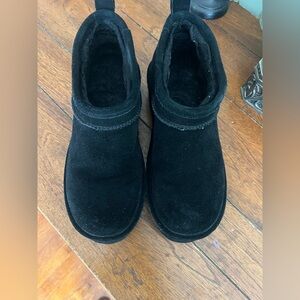 BearPaw Women's Black Suede Boots